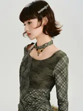 レトロチェック柄の長袖Tシャツ【春用・タイトフィット・女性用】