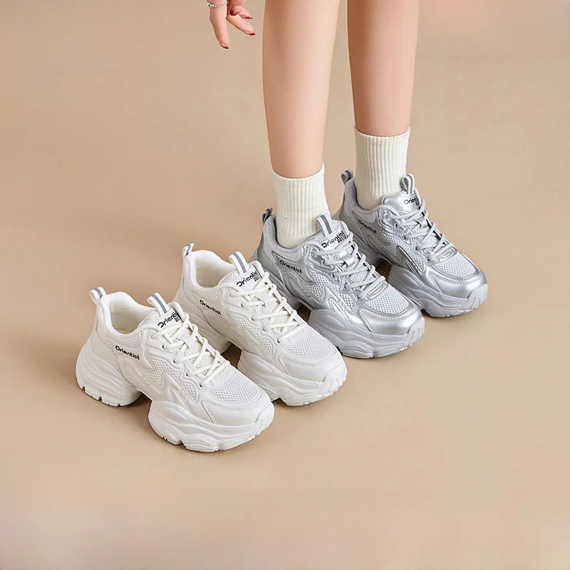 通気性のある厚底スポーツシューズ：女性用高めヒールアウトドアモデルの実用性と履き心地