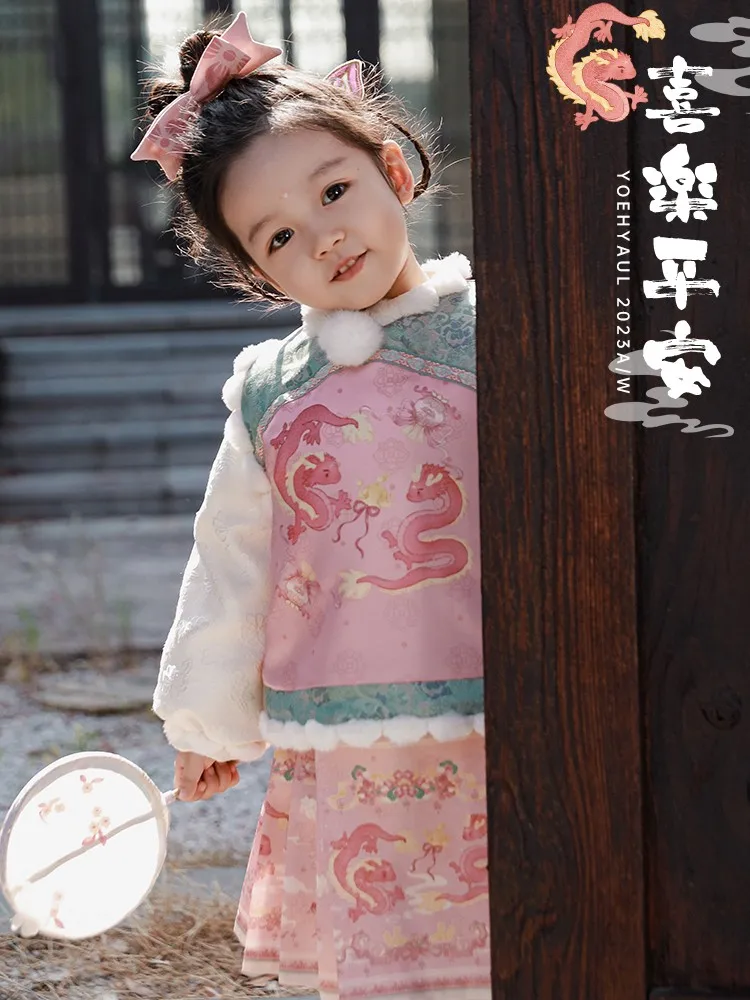 1歳半の女の子にぴったりの冬用セットアップ：中式スタンドカラーシャツとふわふわボール付きスカート