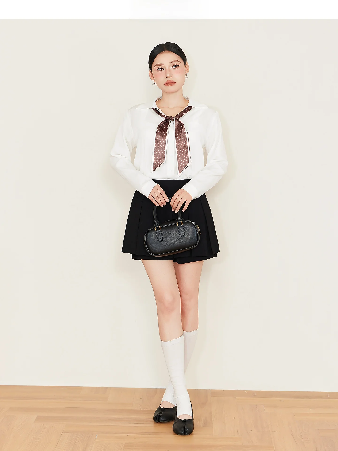 今日の服装レ  ディースで「学院風」をどう選ぶ？シンプルな白シャツとプリーツスカートのベストな使い方