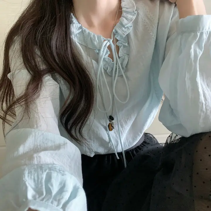 木耳フリルデザインのゆったり長袖ブラウス【優しい雰囲気・リボン付き】