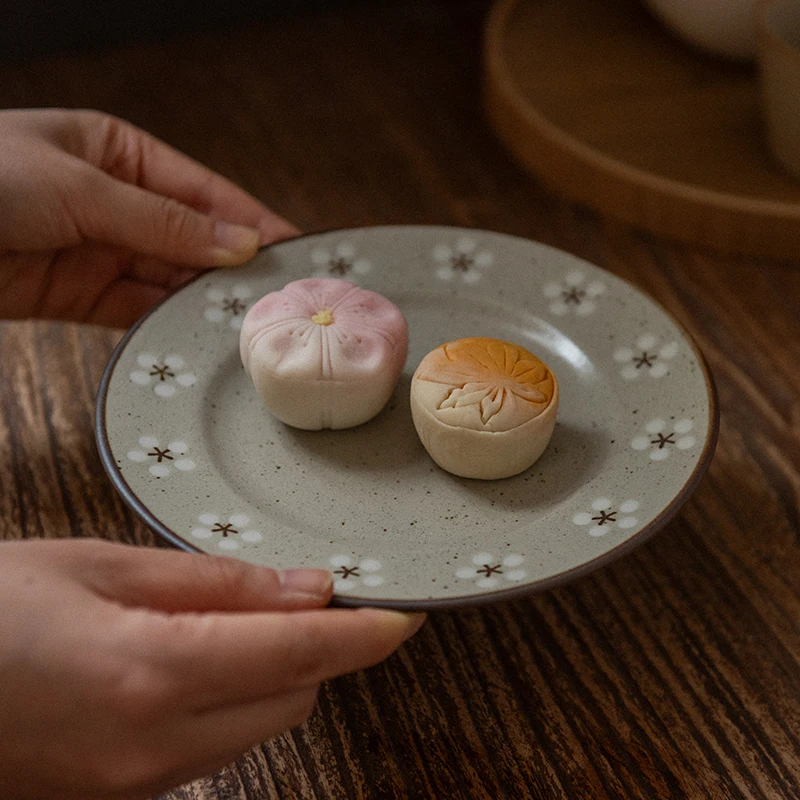 美濃焼の陶器プレート：梅花型セサミ釉で小物にふさわしいヴィンテージデザイン