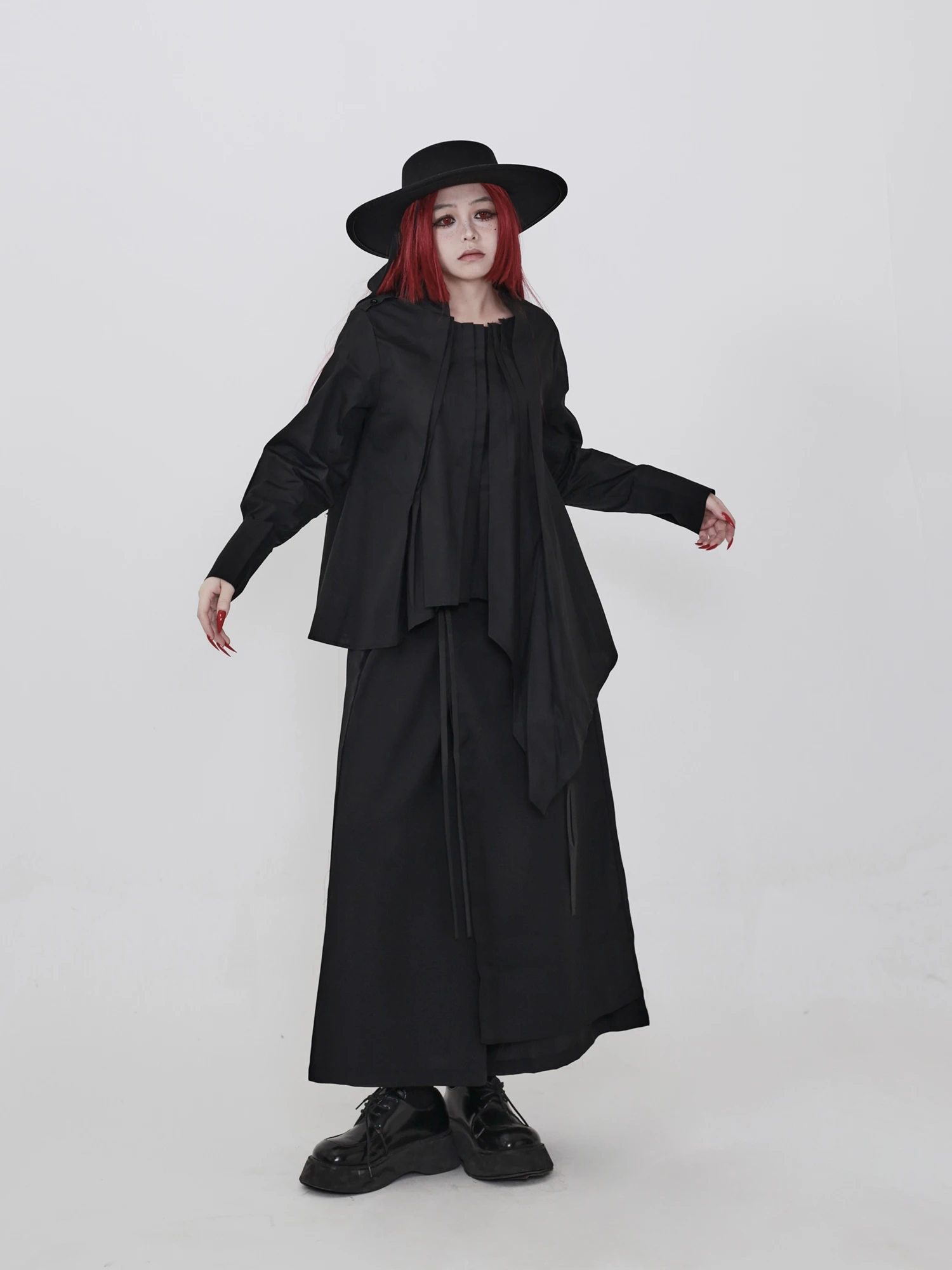 黒のカッターシャツをどう選ぶ？不均一プリーツが演出する、暗黒風のシルエットに出会う瞬間