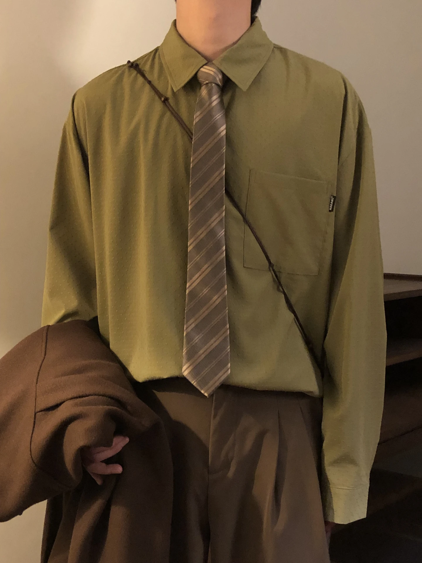 秋日美式カジュアル長袖シャツ：chambray shirtの定番としての実用性とシーン別活用