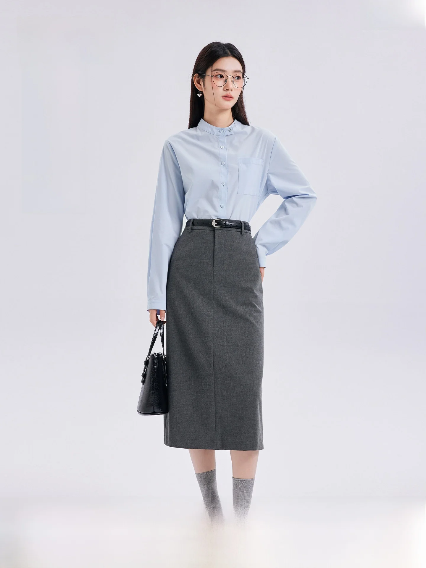 40代の研修にふさわしい服装は、シンプルで通気性の高いスカートがベスト？