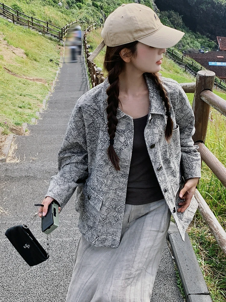韓国旅行で春先に着るべき、華やかなフラワープリントジャケットは？