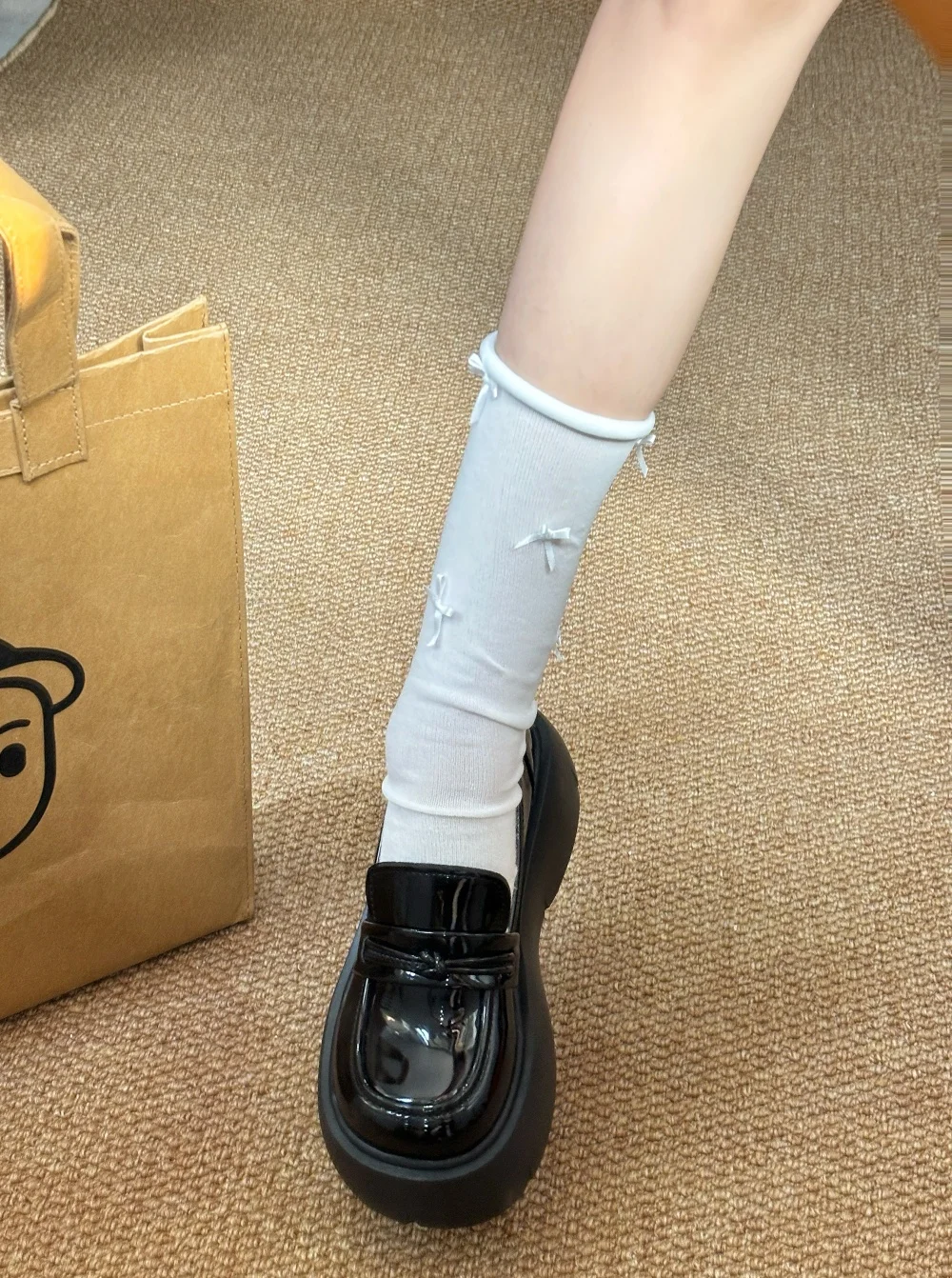 足に合わない靴で足が痛くなるのはなぜ？丸いトゥの厚底ローファーが解決する日常の悩みとは