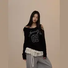 デザイン性のある斜め肩の白い長袖Tシャツ【春夏用・レタープリント・露肩】