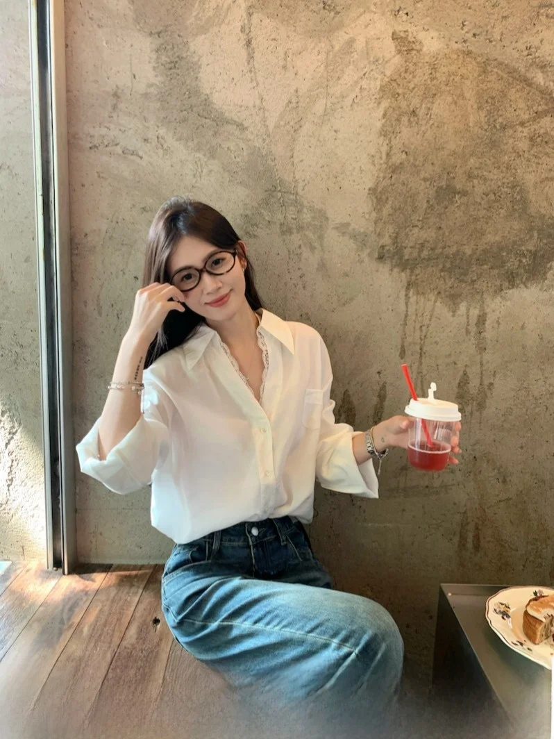 大人可愛い服 50代コーデの本質を解く｜Vネックレースシャツの着こなし術