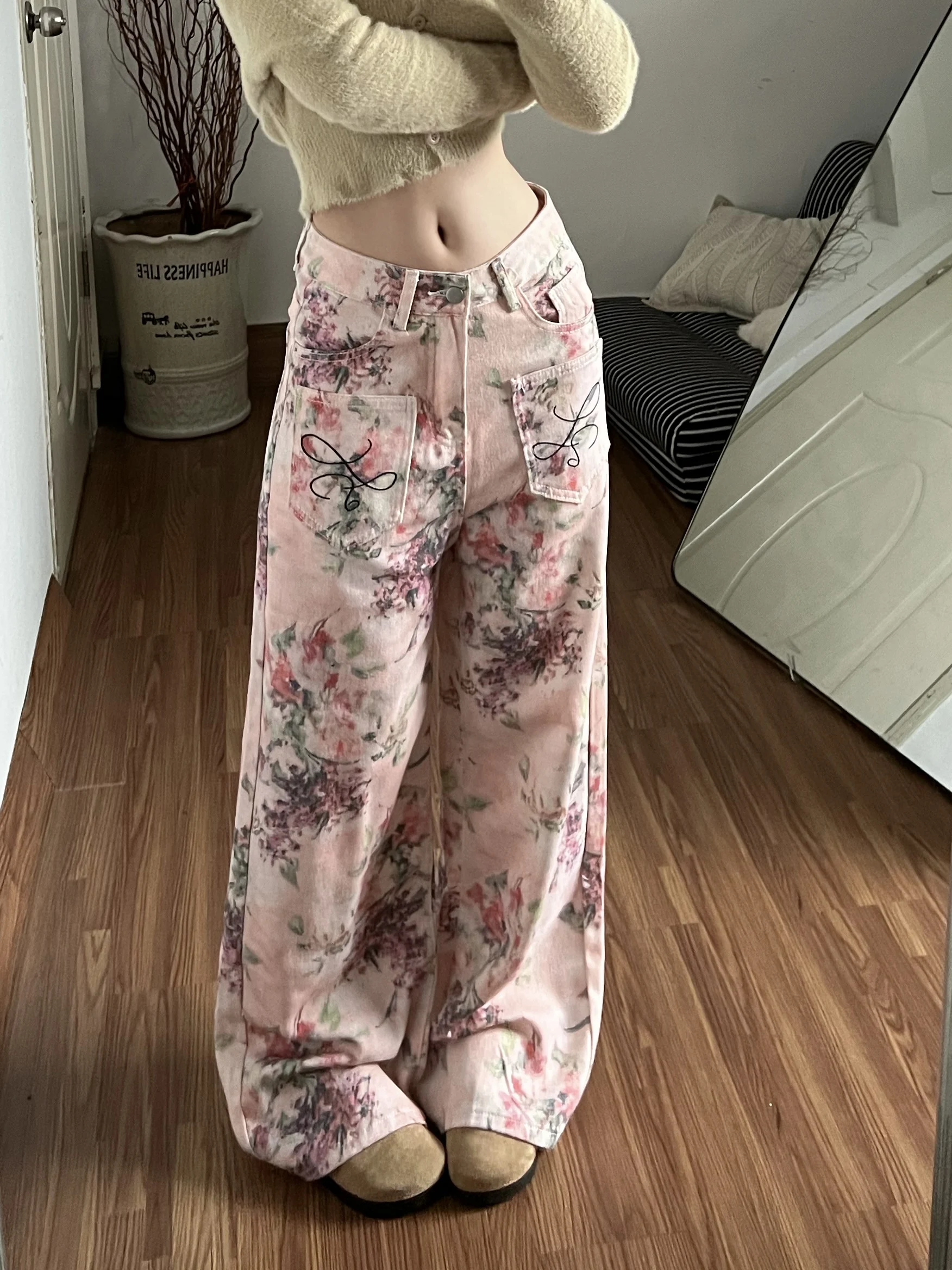 ピンクレオパード柄デニムパンツ：洗い加工と高腰設計で日常使いに最適なレディーススタイル