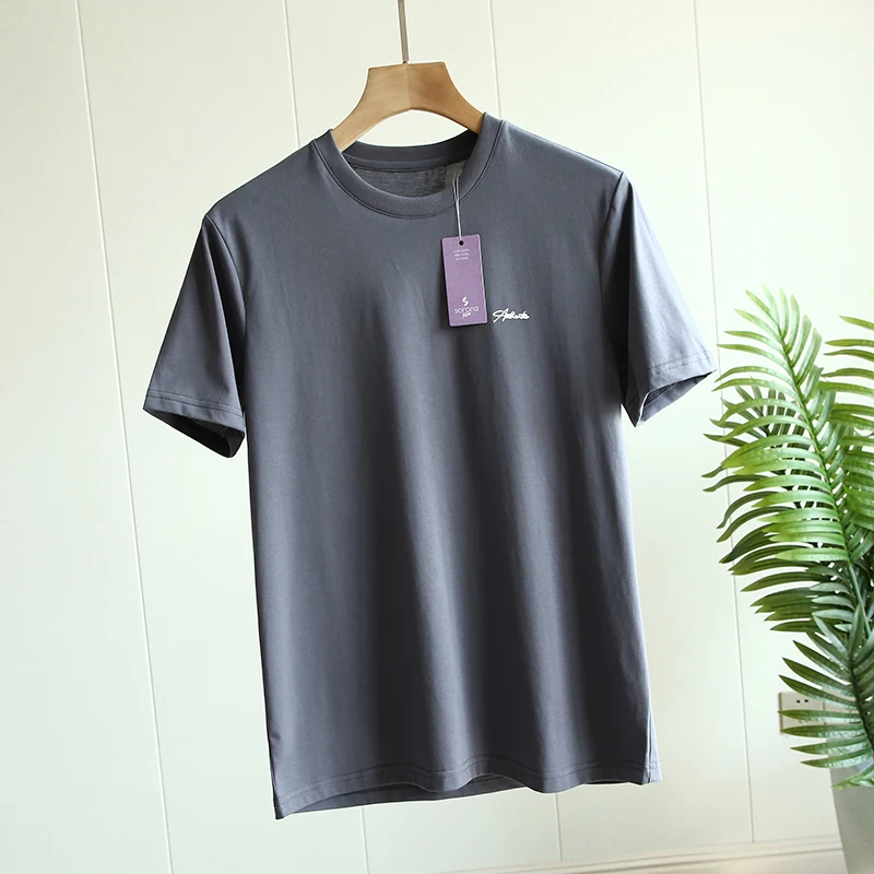 モード系メンズTシャツはどう選ぶ？清涼感とシンプルさが融合した1着が、夏のスタイルを変える
