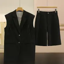 スタイリッシュなテーラードベストとカジュアルショートパンツの春夏コーディネート（セットアップ対応）