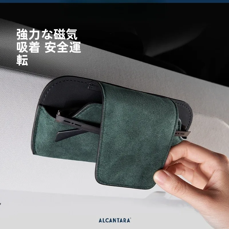 アルカンターラ製 車用サングラスホルダーは遮阳板収納で実用性を最大化