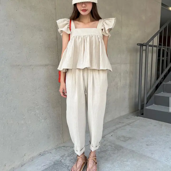 シンプルなフレンチネックのフリル袖シャツとハイウエストリボン付きカジュアルワイドパンツ（セットアップ対応）