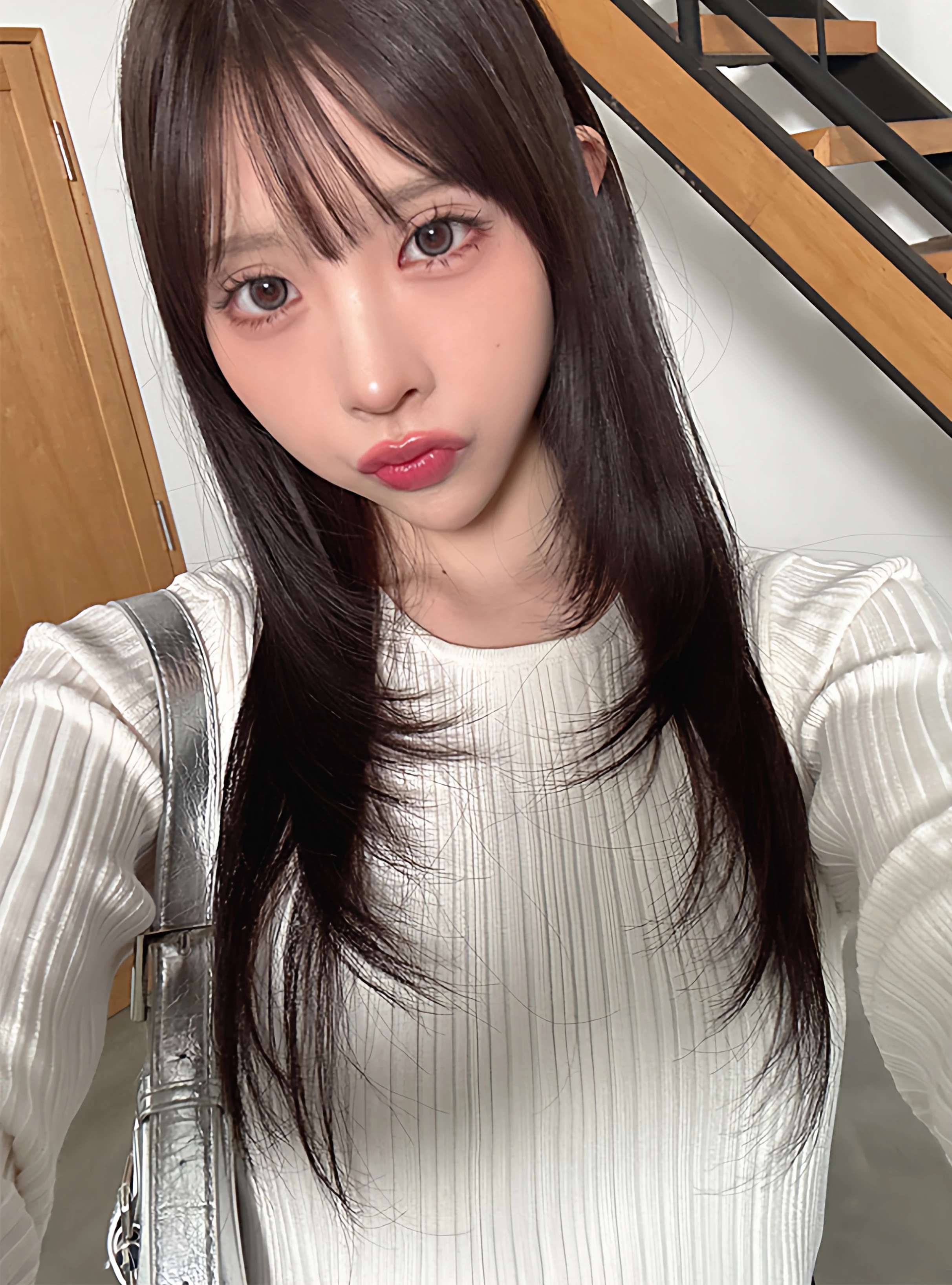 きれいめ系ファッションの基本：女性用無地クルーネックニットトップスの着こなしと選定ポイント