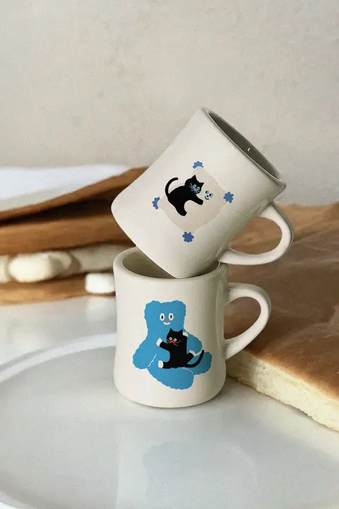 クリーム色の陶器製マグカップ【黒猫デザイン・シンプルで可愛い】
