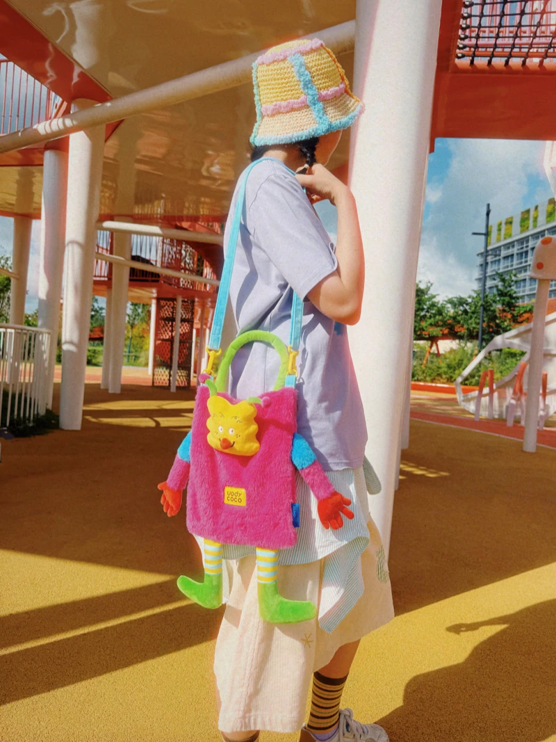 かわいいキャラクター付き斜め掛けバッグ：青春少女風の個性表現と実用性のバランス