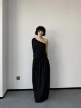 立体感のあるサイドスリット入りブラック半身スカート【フリルデザイン・ウエストゴム】