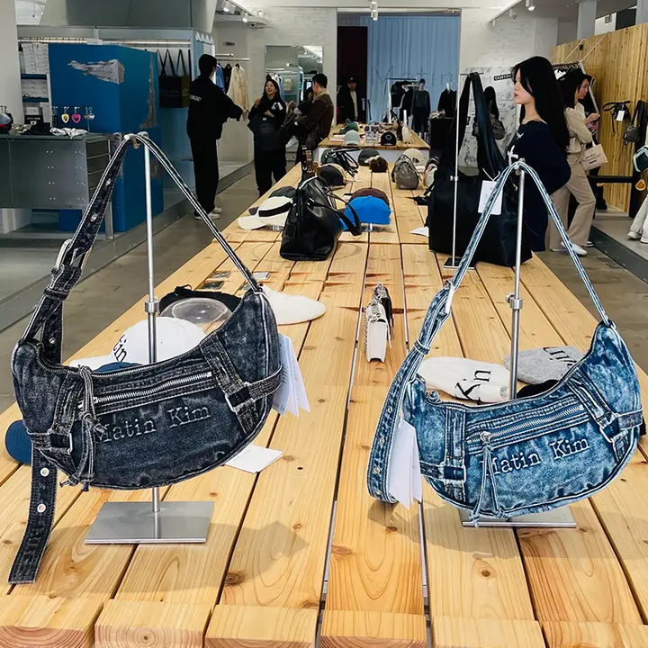 ヴィンテージデザインのデニム風月牙型ショルダーバッグ【帆布・便利な斜めがけ】