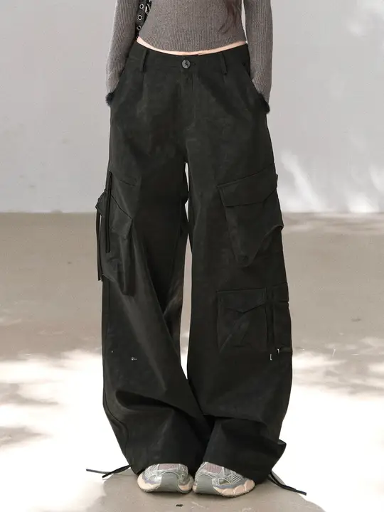 重厚なデザインのPUレザー製ワイドレッグパンツ【ブラック・ダブルステッチ・ポケット付き】
