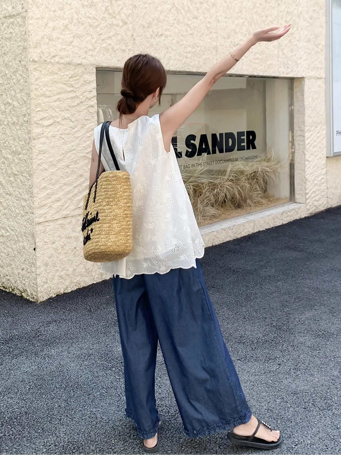 半袖コーデ レディースで失敗しない方法は？白レースタンクトップとワイドパンツの夏の日常を変える1セット