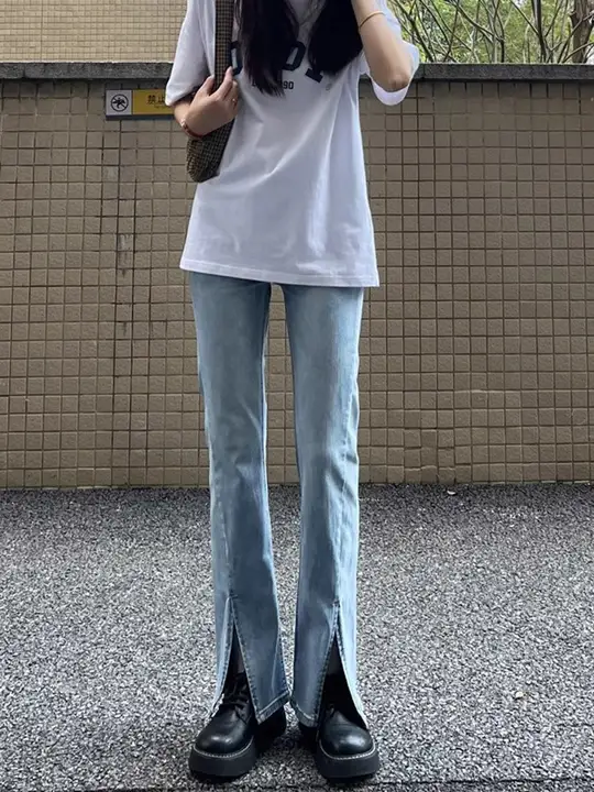 淡いブルーのフレアデニムパンツ【ハイウエスト・足元スリット・スリムフィット】（セットアップ対応）