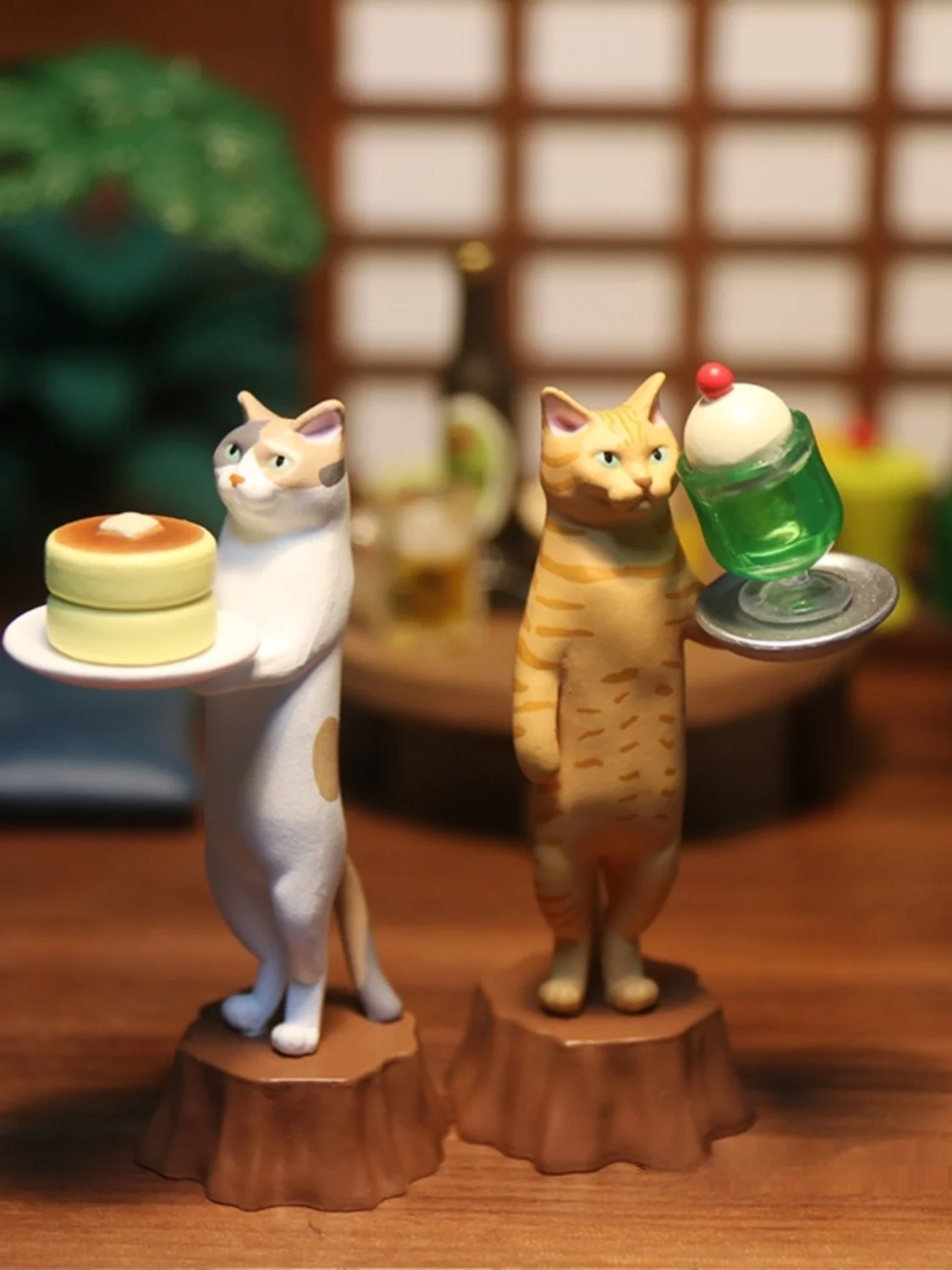 可愛い三毛猫モチーフのフィギュア：誕生日プレゼントに最適な黒猫とオレンジ猫の組み合わせ