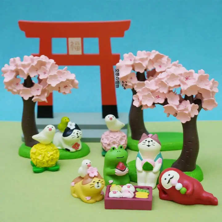 春の桜を楽しむ猫のインテリアオブジェ【癒し系・小さな装飾・フrogと達磨デザイン】