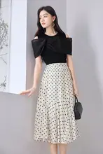 エレガントなデザイン！オフショルダーのブラックトップス【女性用・ニット・スリムフィット】
