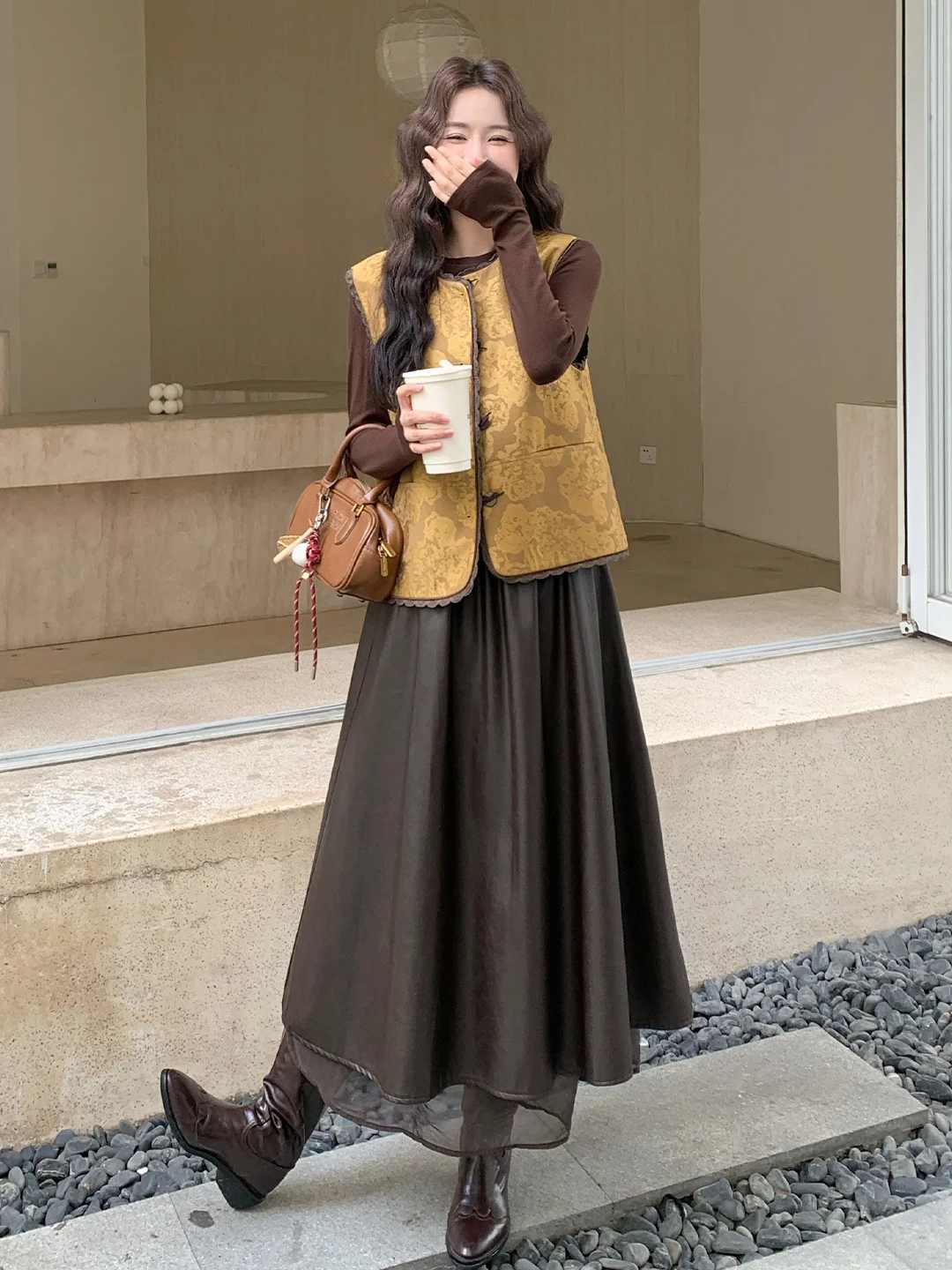 春のカジュアルコーデで着痩せを実現するには？新中式風バンコウベストがおすすめの理由
