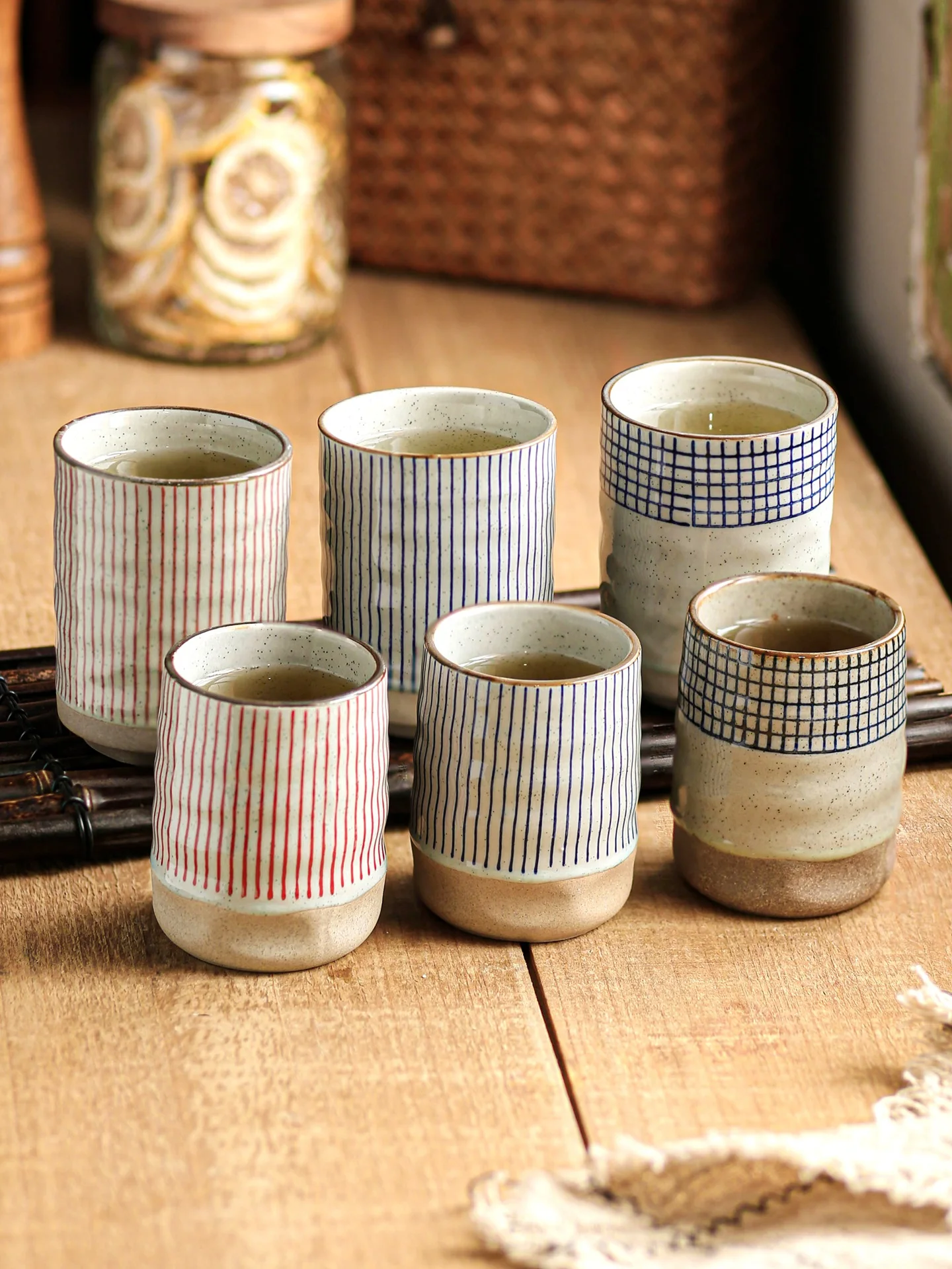 スタイリッシュなデザインのマグカップ【女性用・ペア向け・釉下彩陶器】