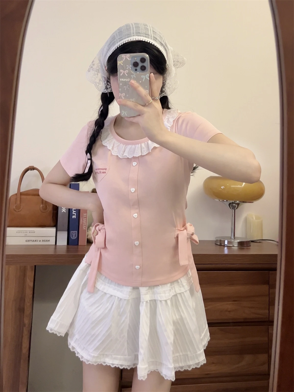 レースデザインのショートスリーブTシャツ：女子服かわいいの定番としての実用性とデザイン性