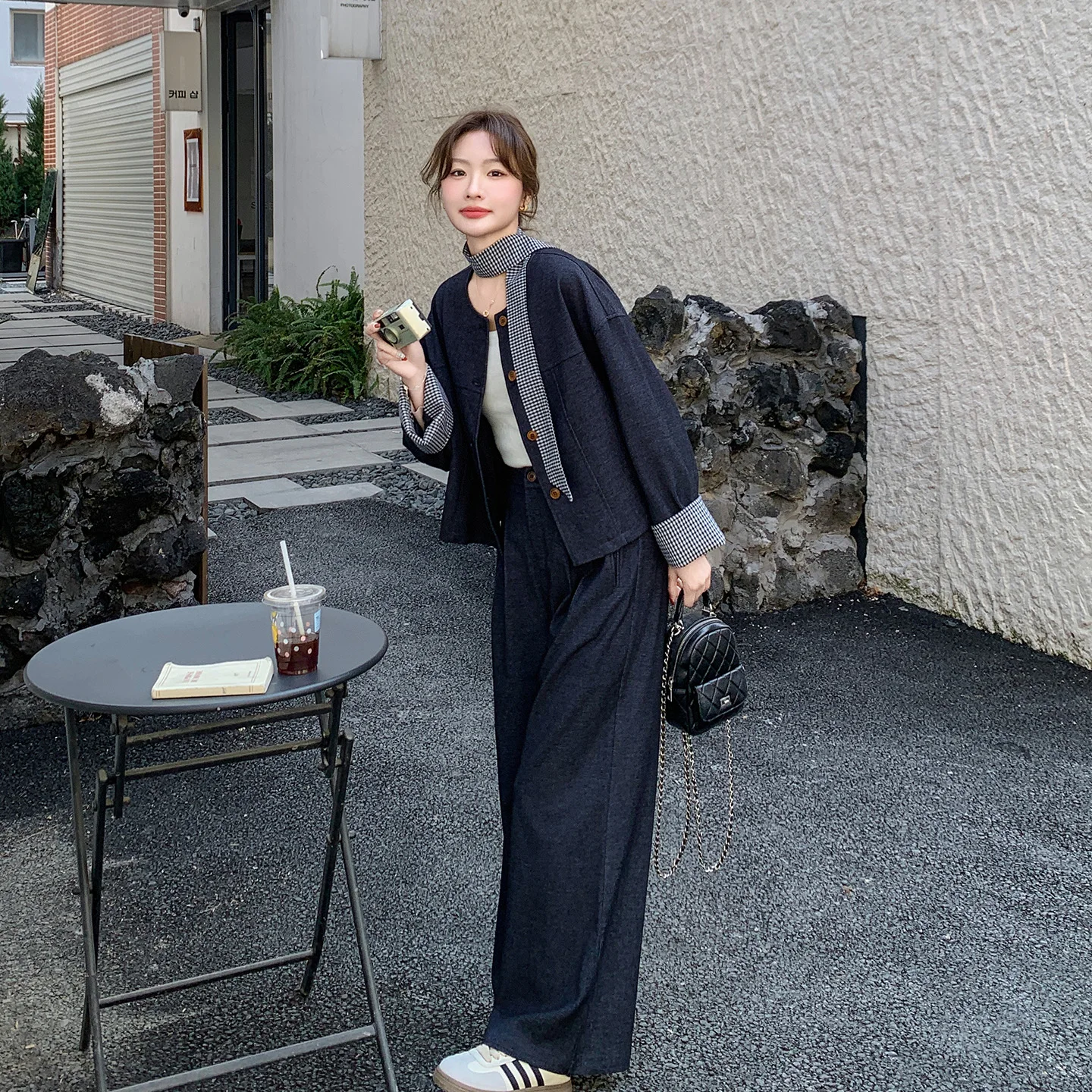 70年代ファッションのリュックスタイルは今でも着れる？チェックジャケットとワイドパンツの組み合わせが解決する