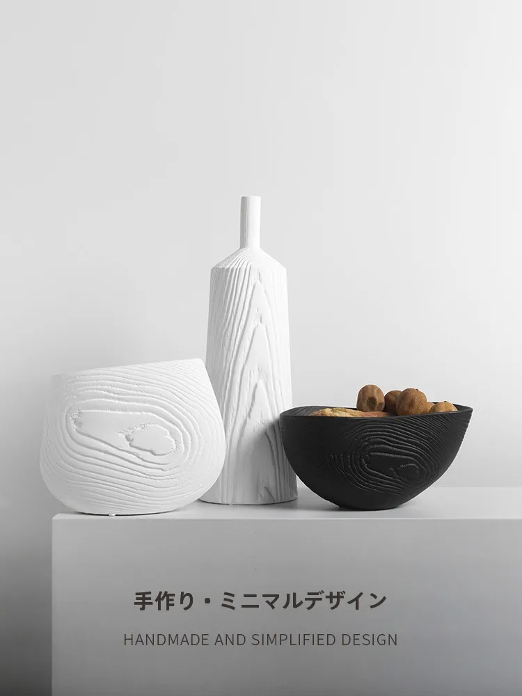 木目調の陶器フラワーベース：幾何学デザインで空間を美しく装飾