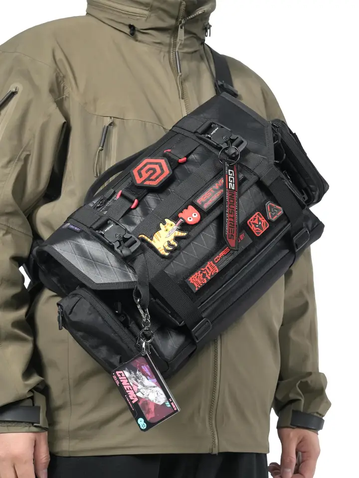 機能的な階段型収納デザインの戦術バッグ【MOLLE対応・ショルダータイプ】