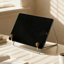 高級感のあるデスク用iPadスタンド【ステンレス製・古風デザイン・オフィス・寝室用・冷却機能付き】