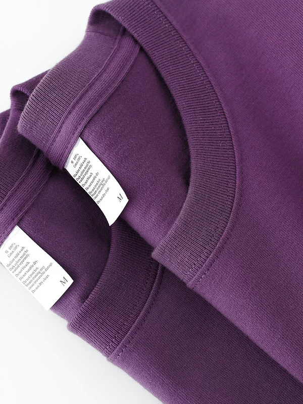 深い紫色のショートスリーブTシャツは、本当に夏の日常を彩るのか？