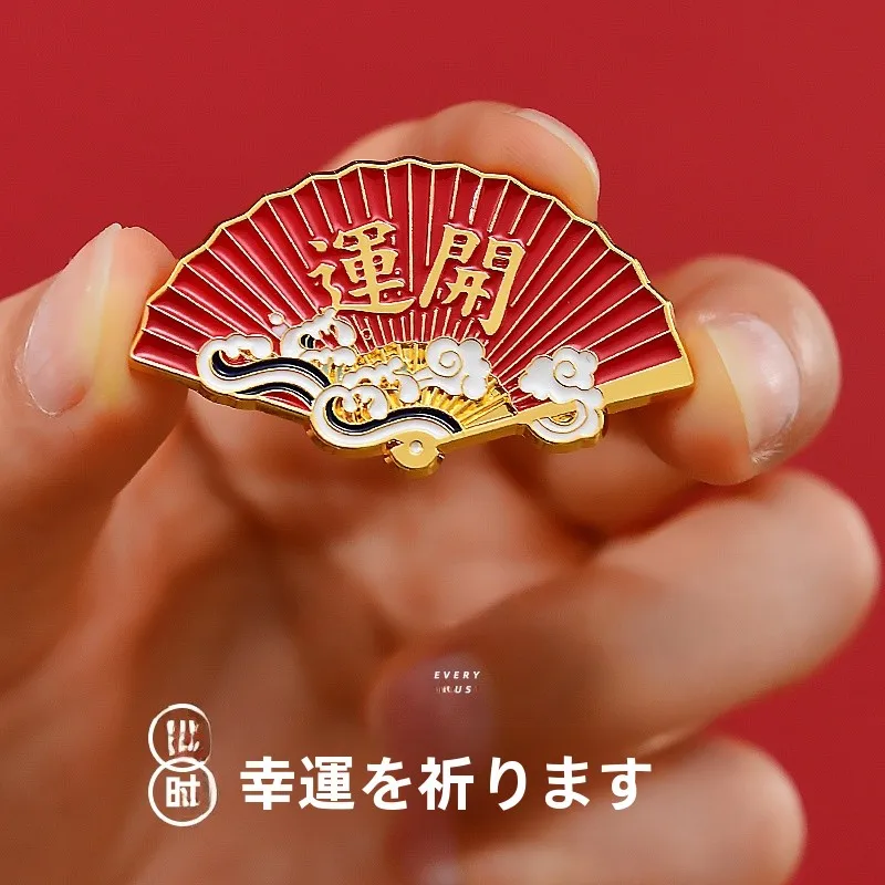卒業式に合うゴールドアクセサリー：国風デザインの励ましバッジおすすめガイド