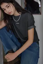特別な刺繍入り肩出しTシャツ【夏用・フィット・ラウンドネック・短袖】