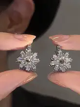 洗練されたデザイン！ジルコニア雪の結晶イヤリング【秋冬用・上品な雰囲気・耳掛けタイプ】