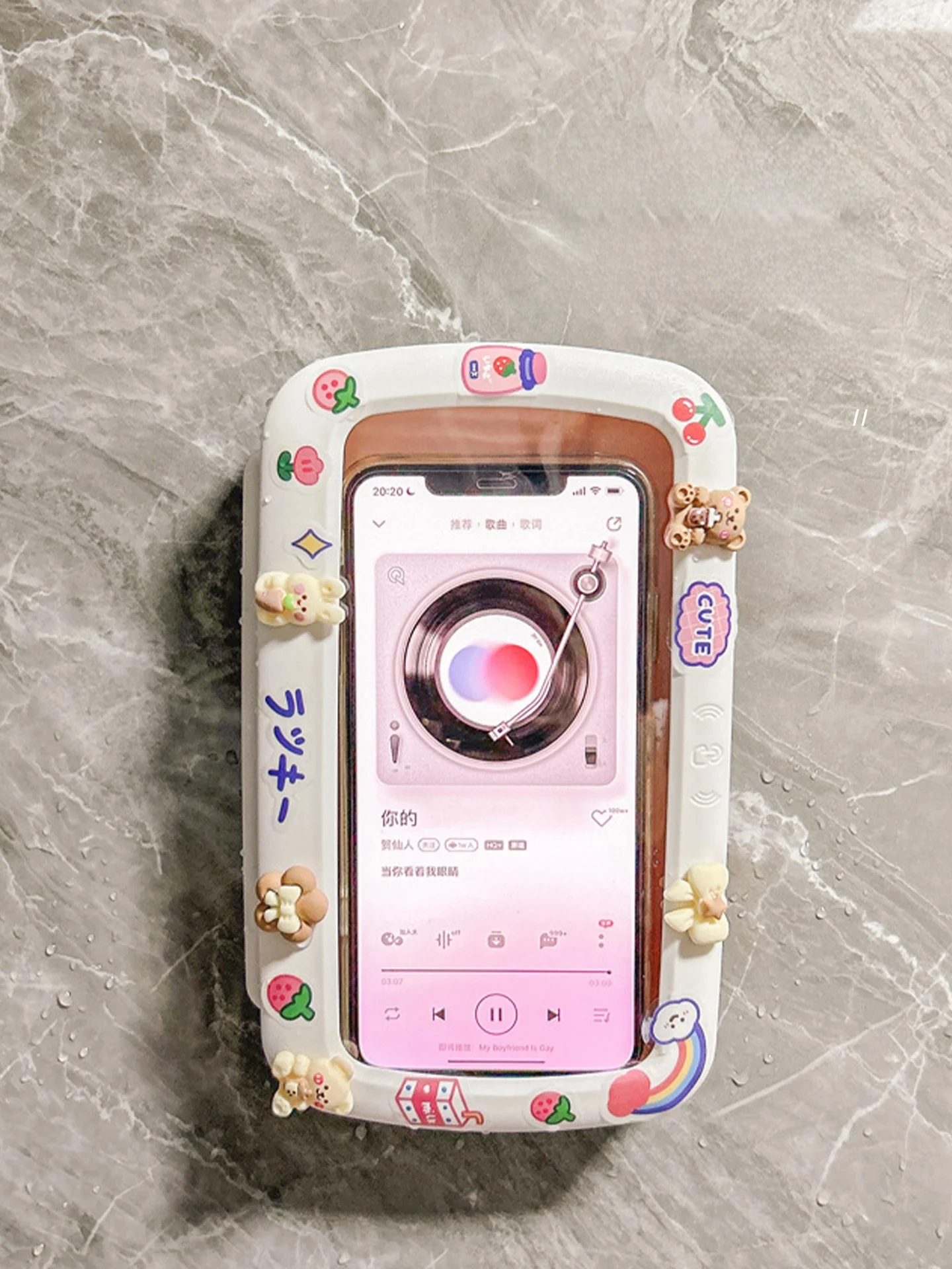 浴室用防水スマホスタンド：壁掛けタイプで水滴も気にせずスマホ操作可能