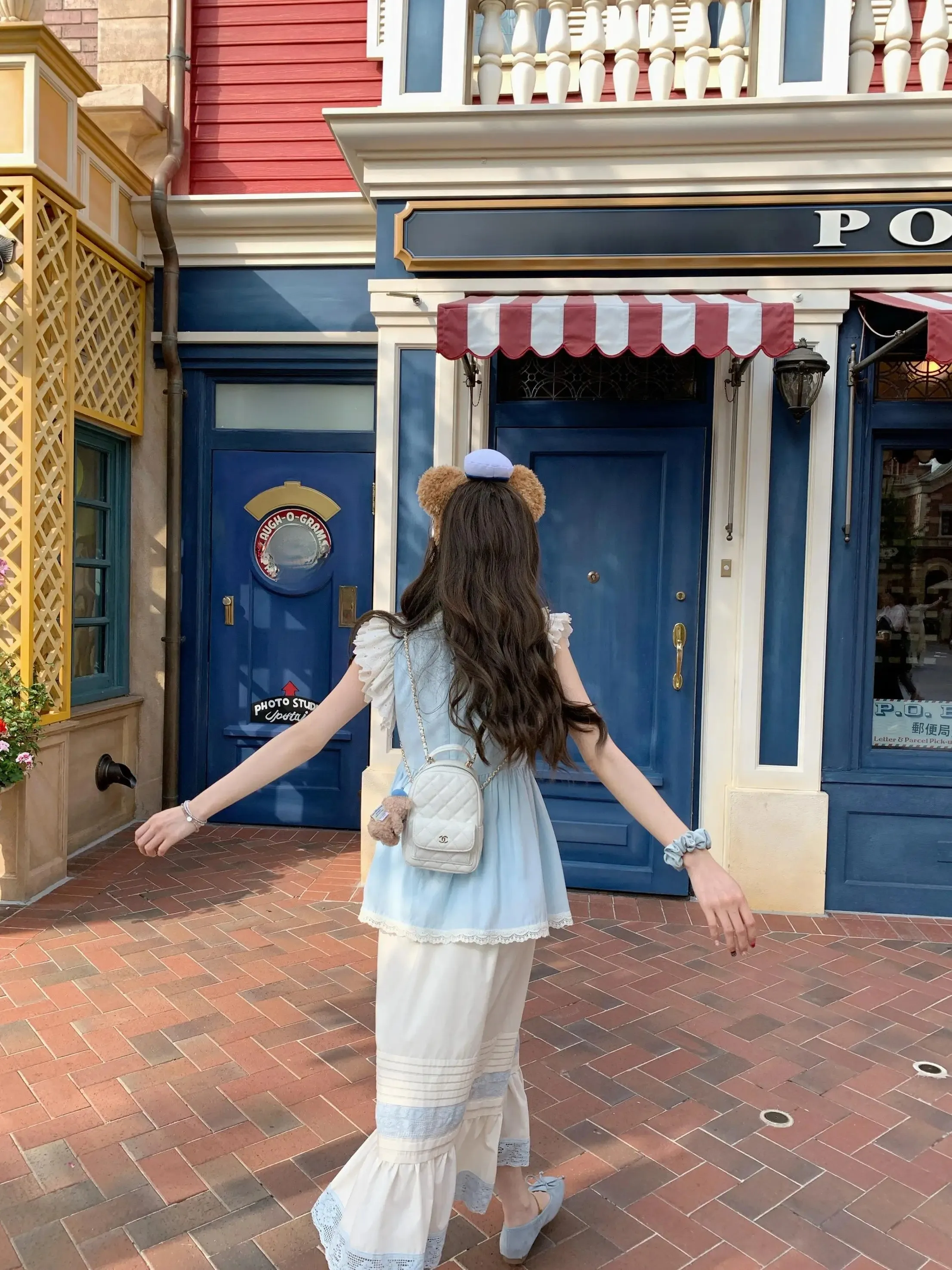 三月ディズニー服装：魅力的なブルーのレース付きフリルスリーブトップスとロングスカートのドレス（セットアップ対応）