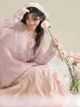 春のおしゃれにぴったり！Vネックレース編みニット【淡いピンク・柔らかなデザイン・リボン付き】