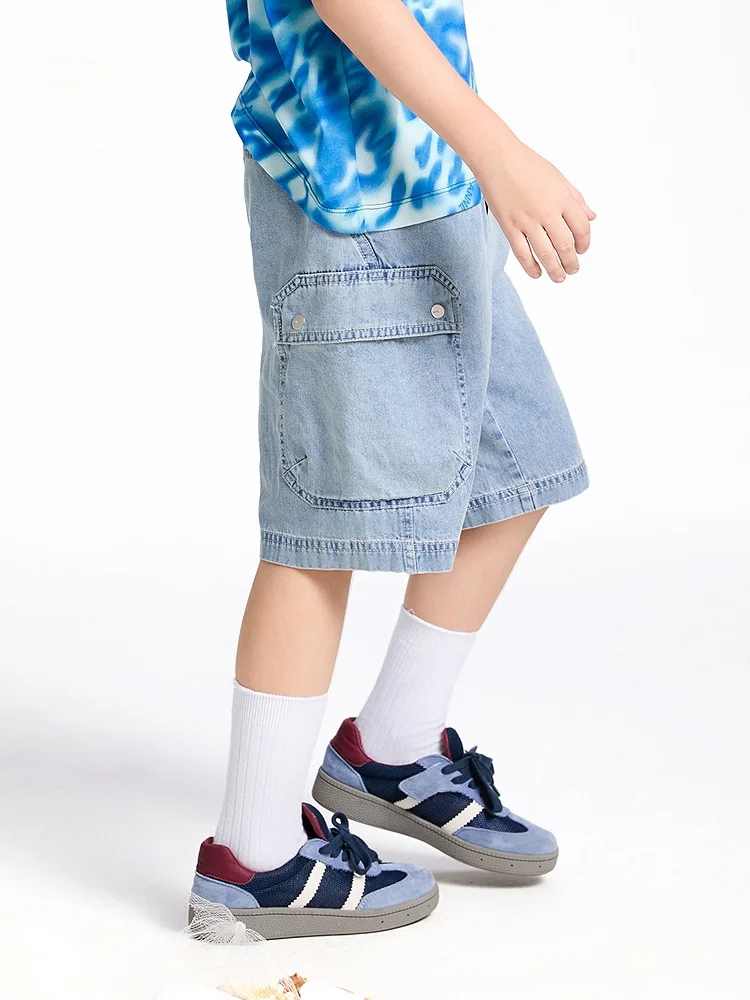 ストリート カジュアルの夏を彩る、シンプルで通気性の高いデニムショートパンツは？