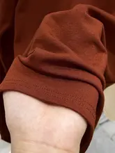 サビ紅色のハイネック長袖トップス【シンプルでおしゃれなデザイン・春秋向け】