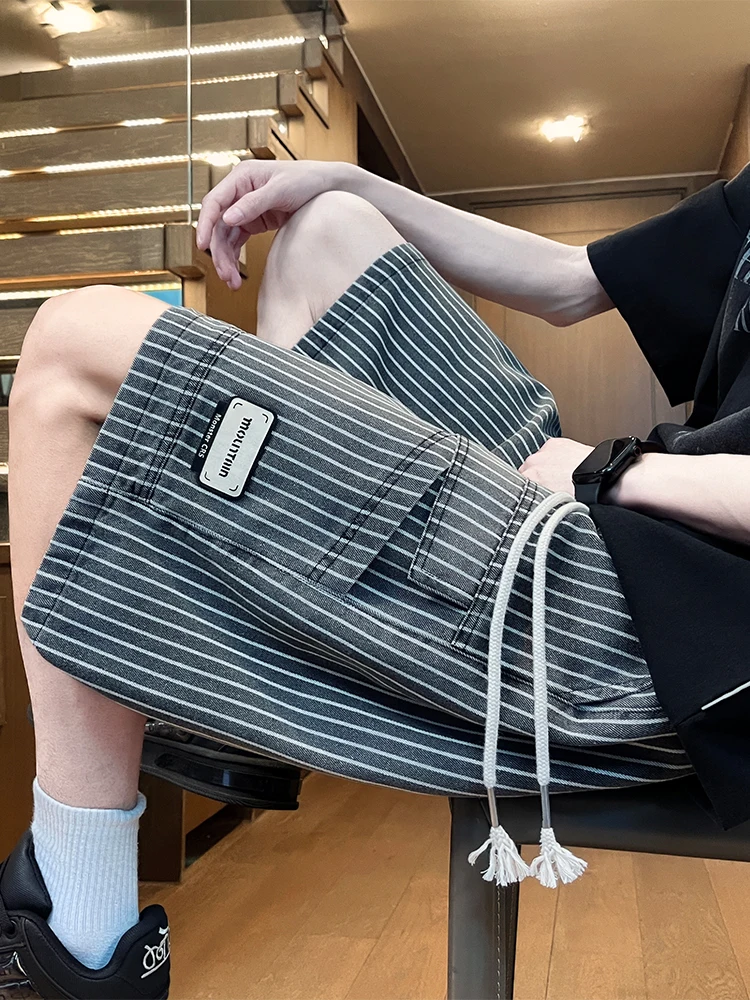 メンズデニムショートパンツ：カジュアルスタイルの夏コーデに最適なミドル丈ストライプパンツ