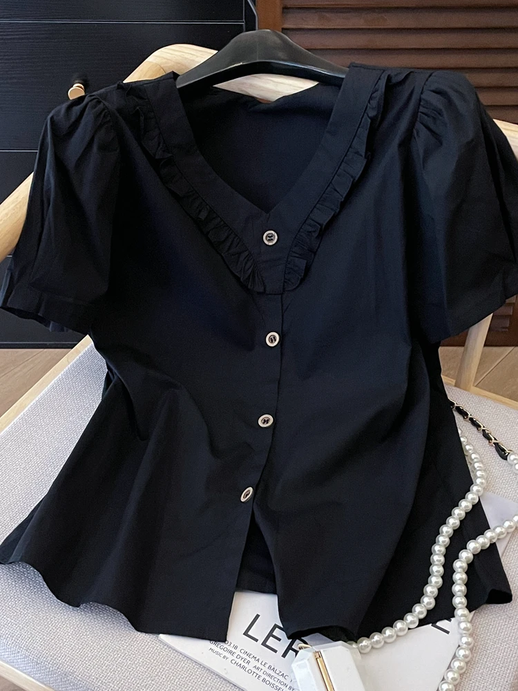 黒シャツをオシャレに着るには？実は「Vネック・泡泡袖」が通勤から日常まで救う