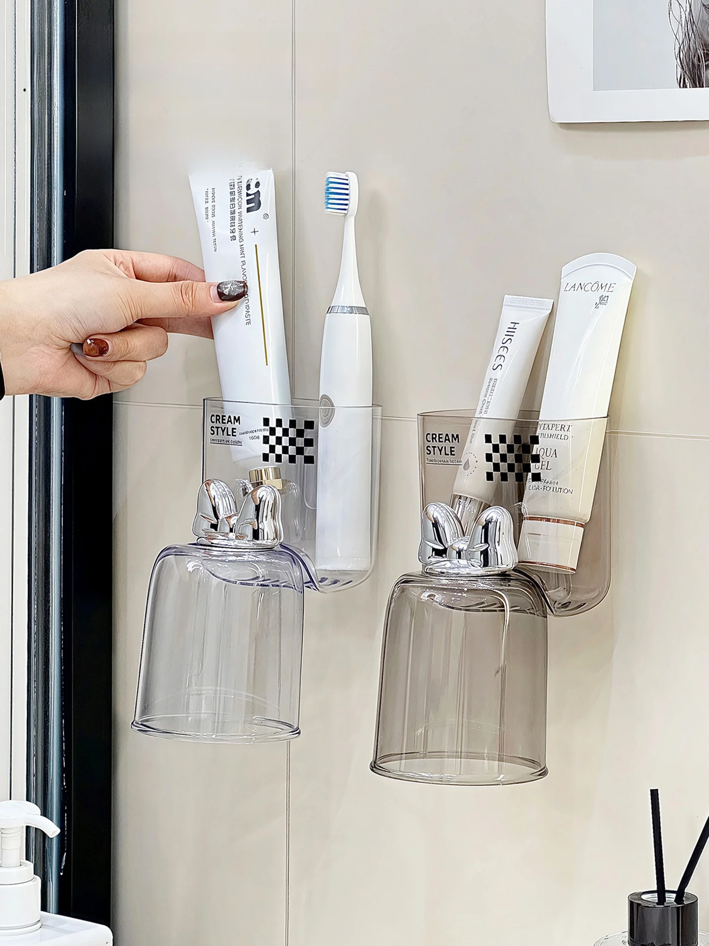 壁掛け歯ブラシ＆洗面器収納ラック：トイレ グッズ としての機能性と空間効率の実証