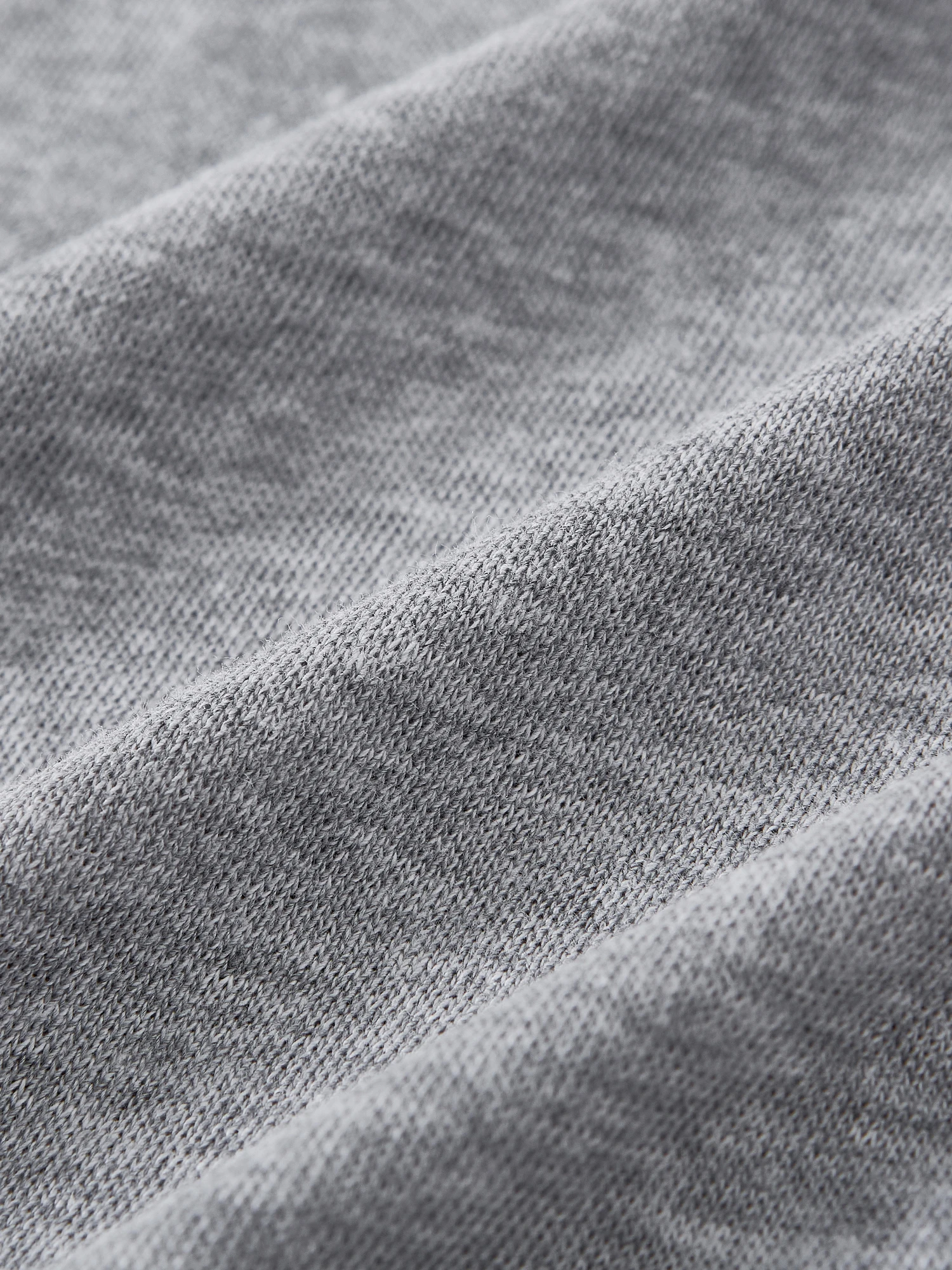 刺繍入りTシャツで着こなしをリメイクするなら、どう選ぶ？