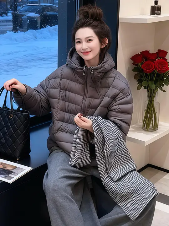 体型カバー効果抜群！グレーのゆったりとした冬用ダウンコート【極上の柔らかさ・スリムデザイン】